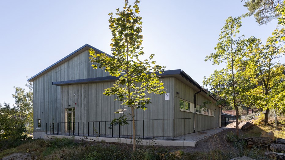 Den gamla hallen var eftersatt och vi byggde därför en ny idrottshall som nu sitter ihop med den gamla Den nya idrottshallen på Hästhagsskolan mot en blå himmel.