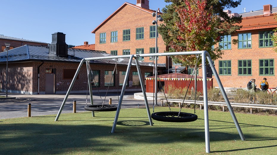 På skolgården finns även gungor som barnen kan roa sig med på rasterna. På Hästhagsskolans skolgård finns gungor.