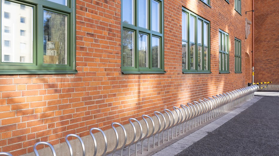 Det långa cykelstället uppmuntrar eleverna att cykla till skolan. Cykelställ på Hästhagsskolan.