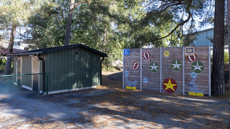 Här kan barnen bolla och leka. Hästhagsskolan bjuder in till lek.