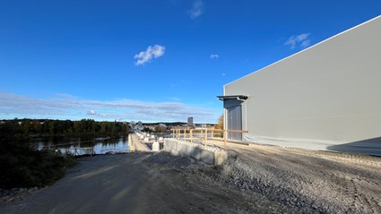 Väderskyddet där Karlgårdsbron byggs ligger intill Skellefteälven. Foto: Skellefteå kommun