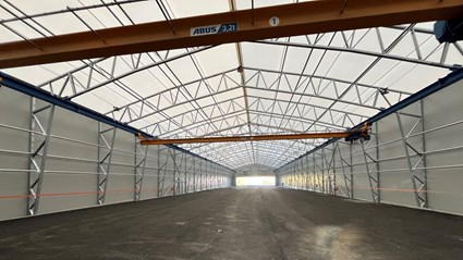 Väderskyddet fungerar som en tillfällig fabrik för montering av brosektionerna. Foto: Skellefteå kommun