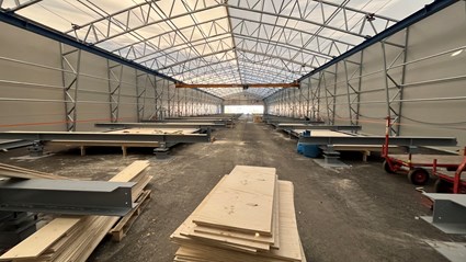 Inuti väderskyddet monteras limträ- och ståldelar till Karlgårdsbron i en kontrollerad miljö. Foto: Skellefteå kommun