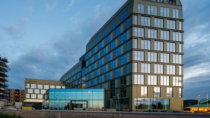 Kontorskomplext Dialogen ligger i Kv Skeppsbron, ett sedan tidigare industriområde.