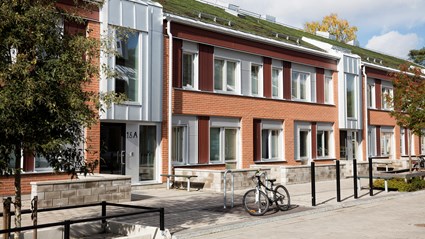 Vivalla in Örebro gets a proper upgrade. We replace roofs and windows and refresh surfaces. The apartments get new kitchens and bathrooms as well as larger balconies or patios.