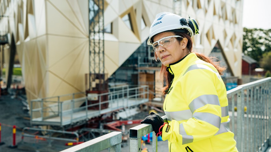 Samtidigt som kontorsbyggnaden Juvelen steg mot skyn så gjorde Arwa Abbas en ny karriär inom den svenska byggindustrin. ” Jag utvecklades tillsammans med projektet Juvelen”, säger hon.