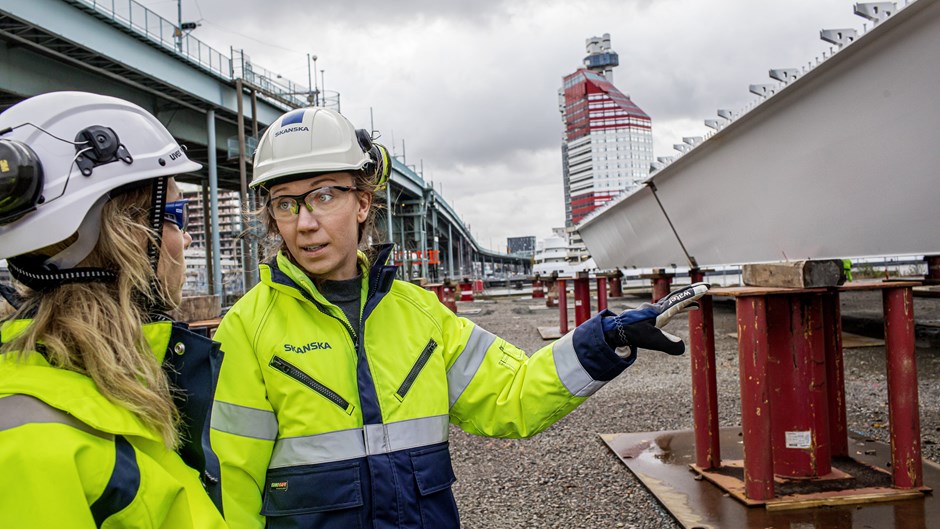 När delarna fraktats till rätt plats vid det framtida brofästet pallas de upp och inspekteras. Annica Ridell, samordnande stålbyggledare för Trafikkontoret Göteborg och Ida Ramic som är Skanskas projektingenjör för Hisingsbron.