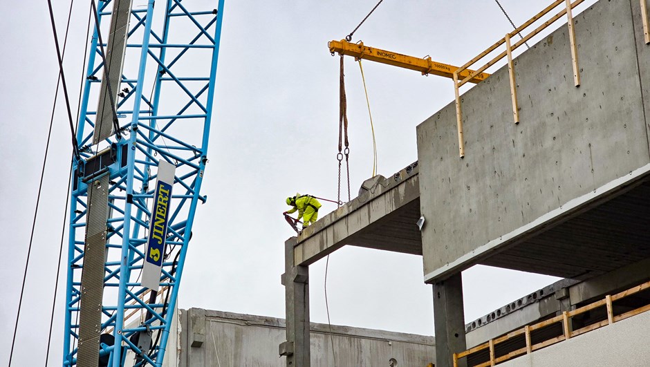 Lyftkranar hjälper till vid rivning av ett hus.