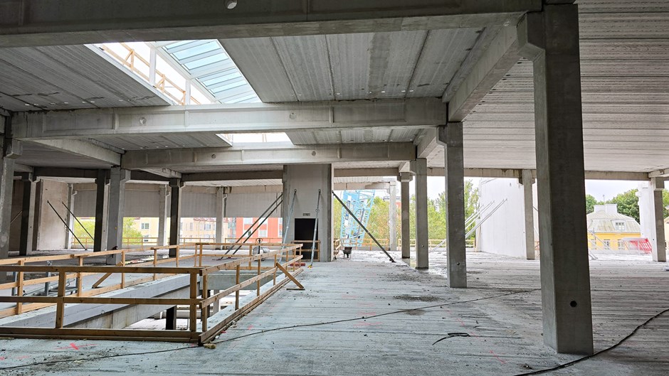 Kala betongväggar i en rivningsfastighet.