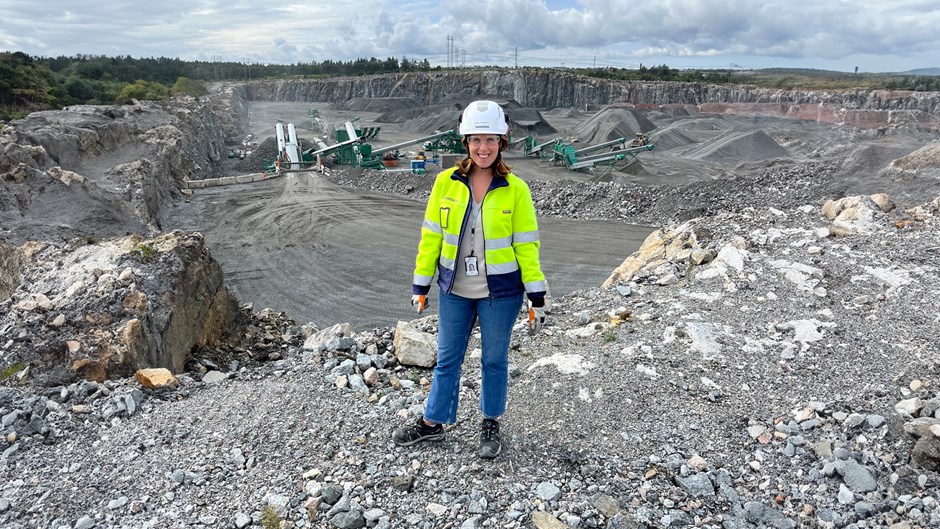 Skanskas produktionschef Emma Robbert framför krossanläggningen i Vällsta.