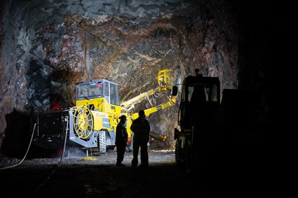 Tunnelbanan mot Nacka byggs med traditionell tunneldrivning, det vill säga genom att borra, ladda och spränga.
