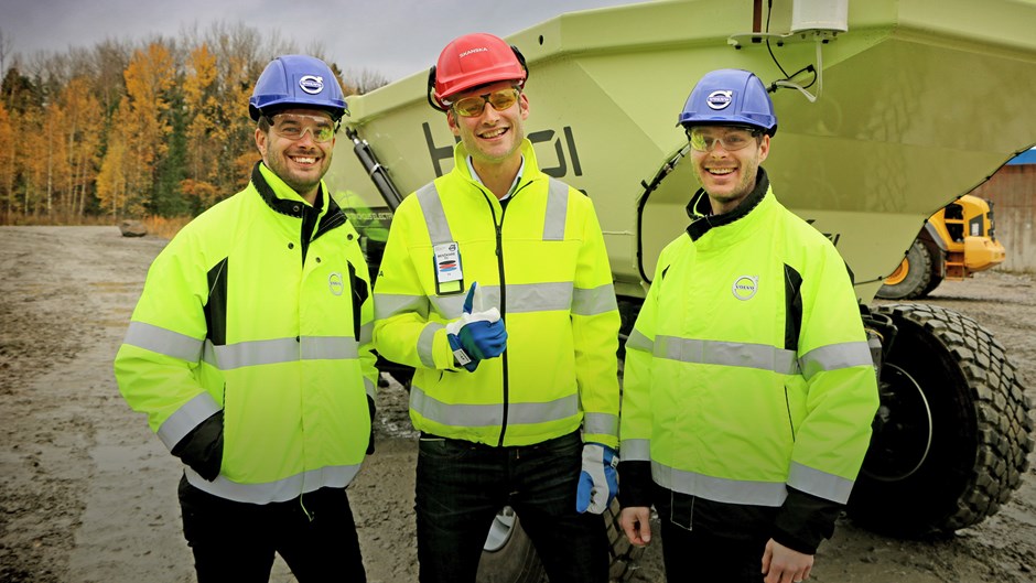 Electric site. Till vänster Uwe Müller, projektledare för Electric Site Volvo CE, Skanskas projektledare Andreas Sunesson och Johan Sjöberg, teknisk specialist inom automation Volvo CE.