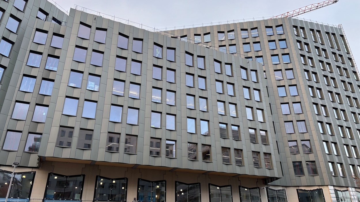 Del av fasad i veckad grönaktig zinkplåt