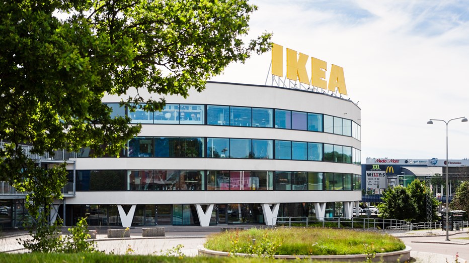 IKEA Kungens Kurva har fått en energieffektiv och estetiskt tilltalande fasad samt ett nytt tak.