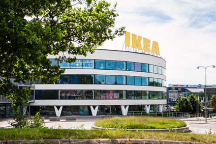 IKEA Kungens Kurva har fått en energieffektiv och estetiskt tilltalande fasad samt ett nytt tak.