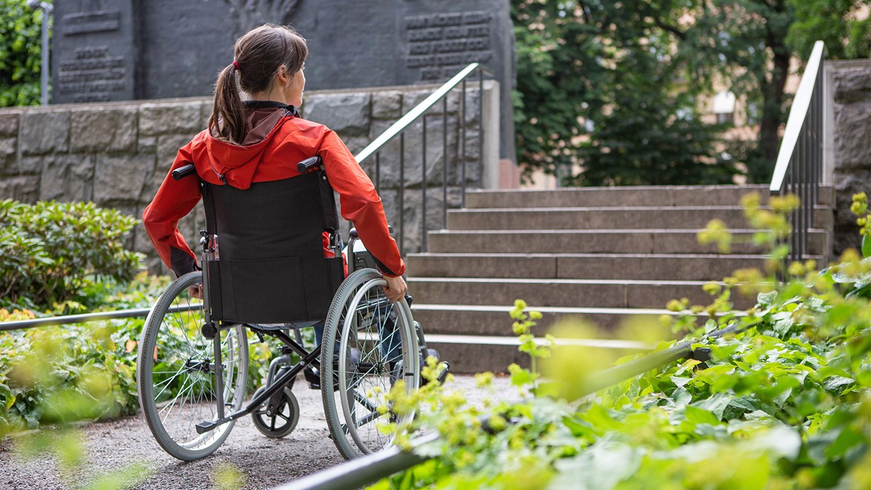 I Sverige berörs 100 000-tals människor av regelverken kring tillgänglighet. Det finns omkring 500 000 personer över 16 år som har en rörelsenedsättning, drygt hälften av dessa är över 65 år. 