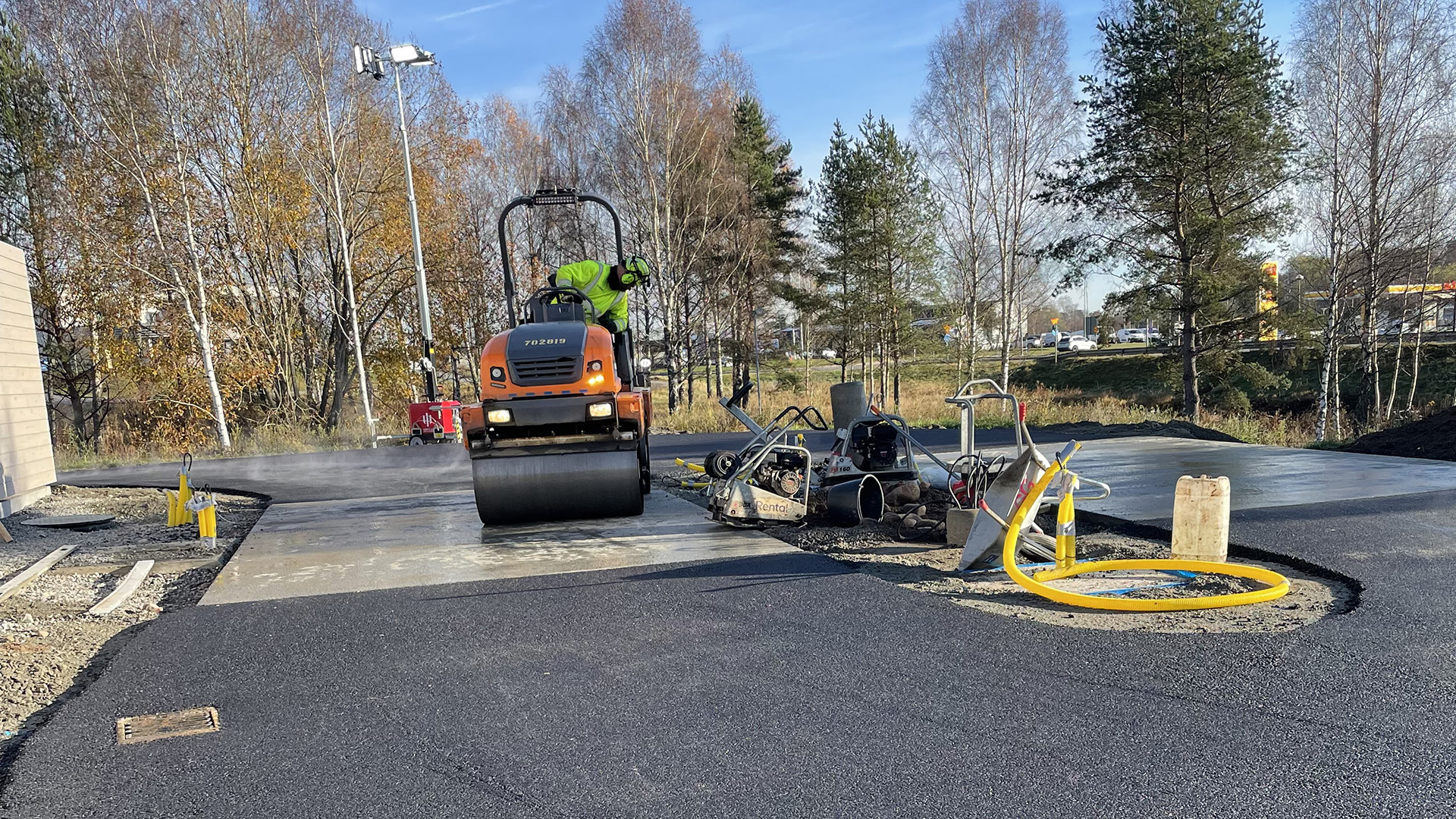 Yrkesarbetare kör vält vid utläggning av Asfalt Zero på ny handelsplats i Eksjö.