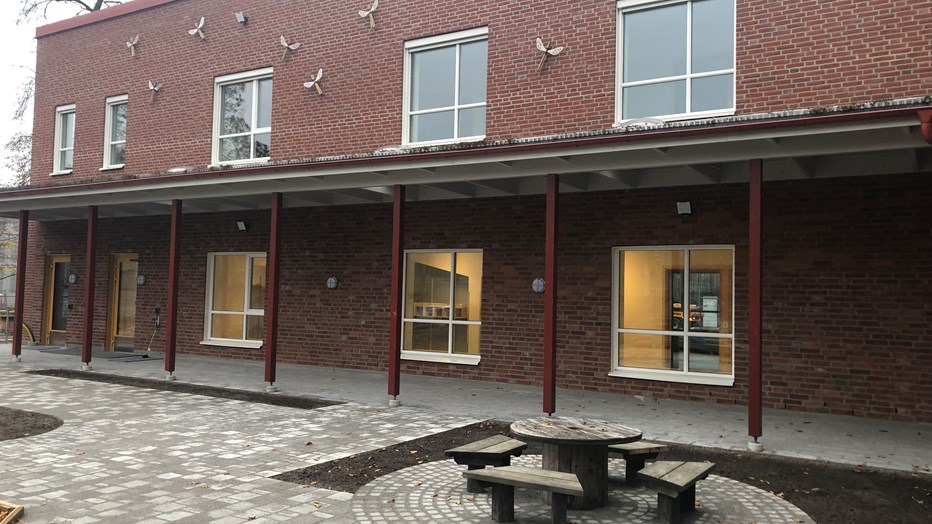 Förskolans röda fasad har delvis  byggts av håltegel som tidigare varit en del av Helsingborgshems gamla miljonprogramsområden på Drottninghög
