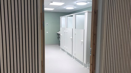 Här används medvetna materialval i syfte att säkerställa en giftfri och långsiktigt värdefull byggd miljö.