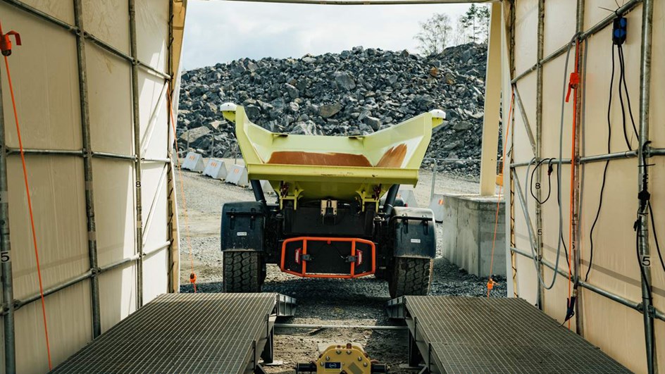 Dumper som lämnar laddstationen sedd bakifrån