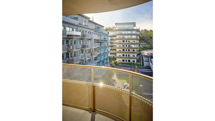 Lägenheterna har öppna sällskapsytor, stora fönster och stor balkong eller takterrass.