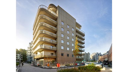Fasaderna är formgivna för att ge en levande känsla och en kontrast i området.