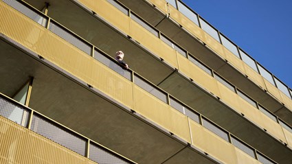 Balkongerna har ett lite ovanligare material i perforerad plåt.