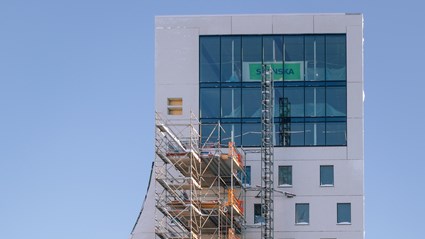 Hotellets utseende påminner om Kebnekaise. Även inredningen speglar utsidan.