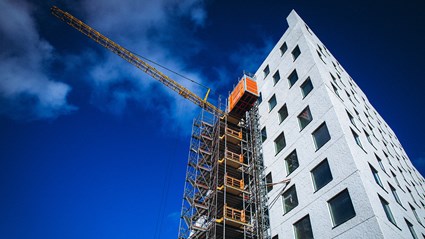 Hotellet har 231 rum, restaurang, konferenslokaler, gym, relaxavdelning och skybar.
