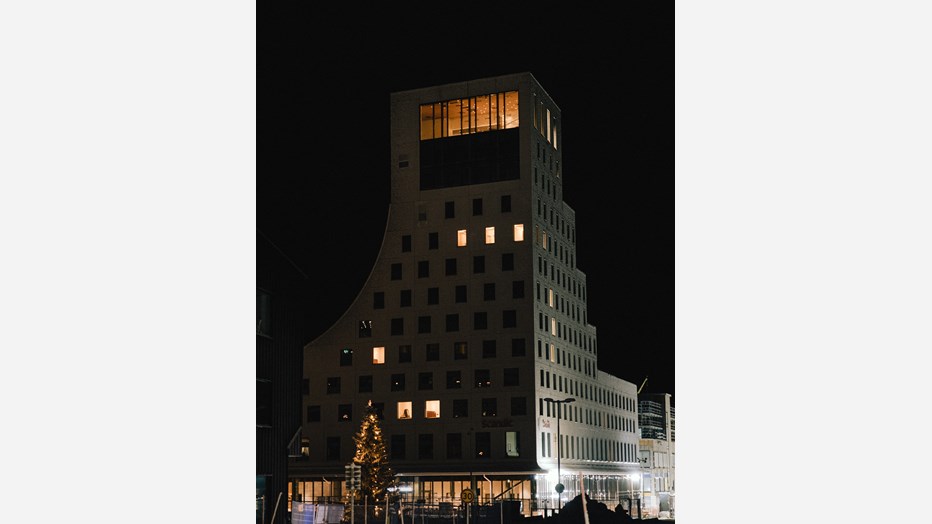 Det nya hotellet i Kiruna, med sin speciella fasad i form av en dal och topp, överlämnades till Scandic i februari 2022. Det nya hotellet i Kiruna, med sin speciella fasad i form av en dal och topp, överlämnades till Scandic i februari 2022.