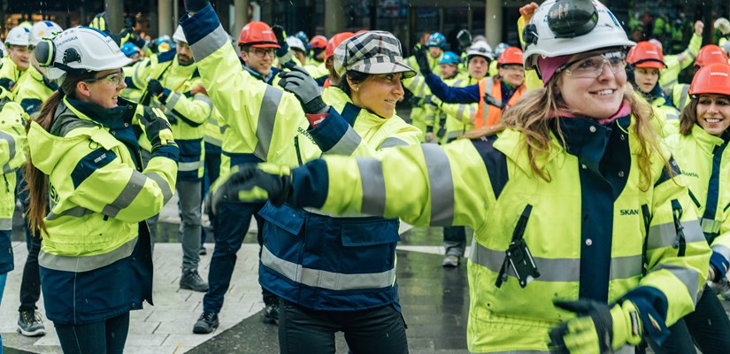 Bild - Christel Åkerman, vVD Skanska AB och medlem av koncernledning, värmer upp dagen på Sergels Torg