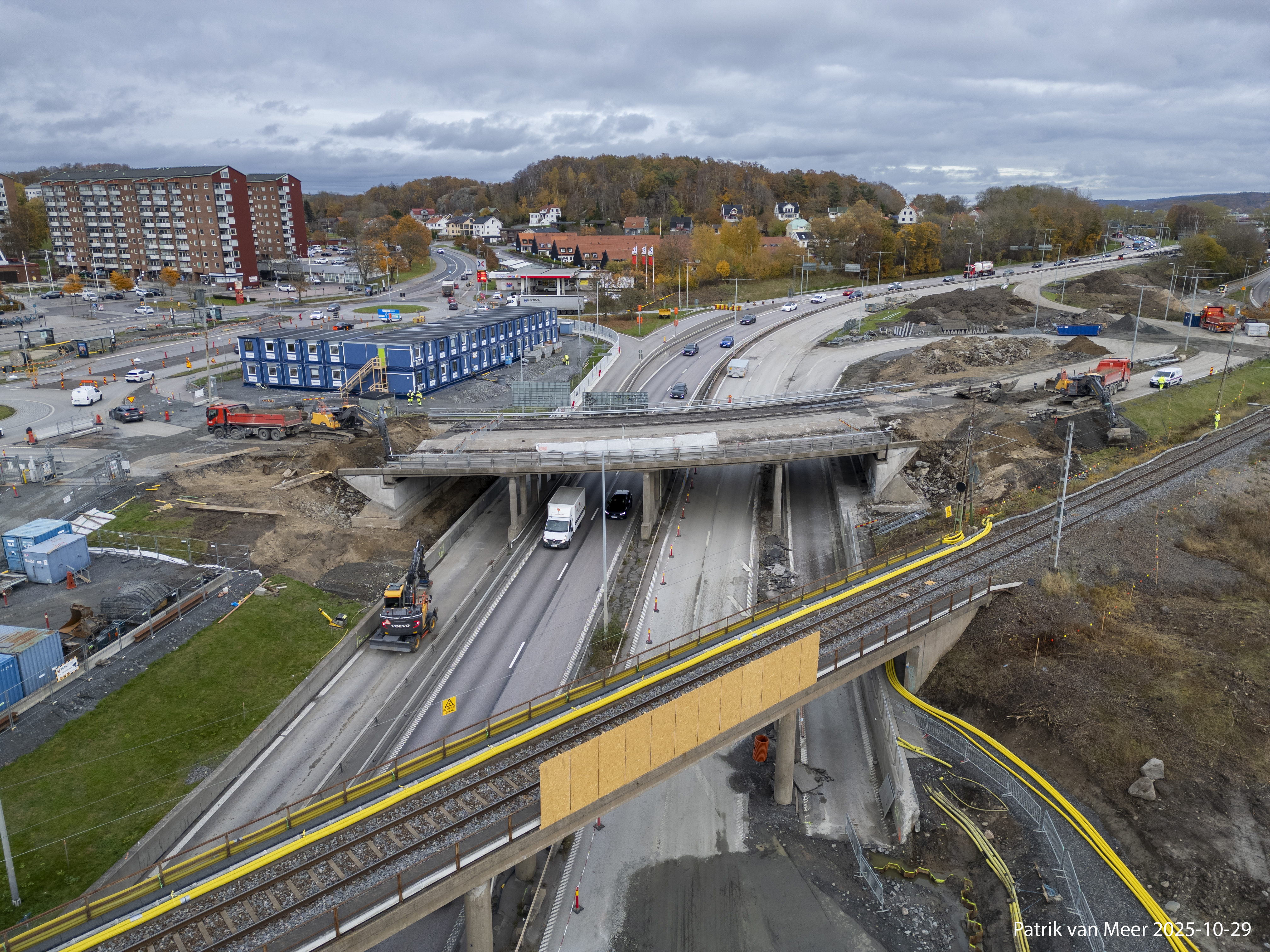 Luftbild över byggarbeten vid Lundbyleden i Göteborg med pågående broarbeten och trafikledning.