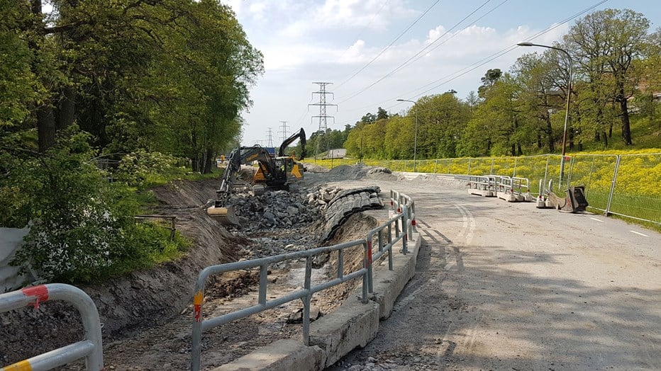 The project was divided into two phases between 2017 and 2018. Excavation work along a road. An excavator in the background.