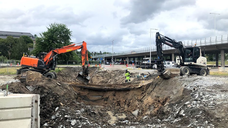The environment is sensitive and the work could only be carried out between May and October. Two excavators at work. A construction worker in the middle.