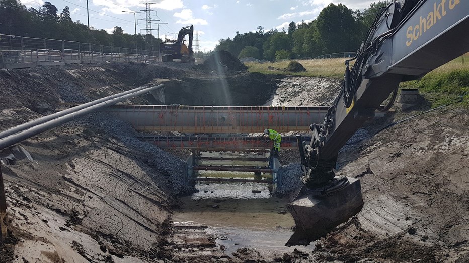 The project presented major geotechnical challenges that needed to be resolved. An excavation with mud and water.