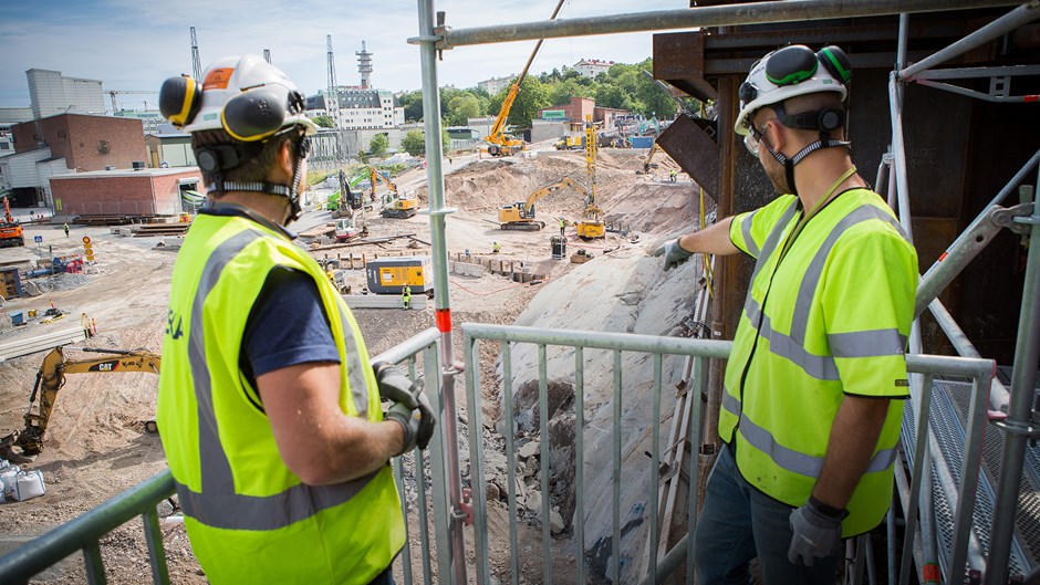 Sthlm New består av sju kontorsfastigheter med grönområden, lokalgator och tunnelbaneuppgång. Hammarby Sjöstad, Stockholm.