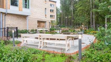 Utemiljön bjuder på en fantastisk trädgård med fokus på odling och fågelliv med odlingslådor, pergola och växthus.