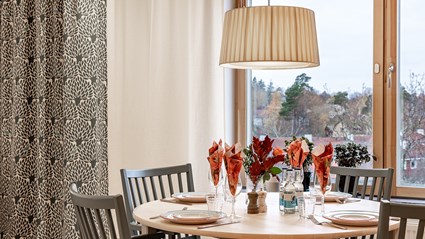 Högst upp i huset finns en festvåning.