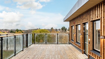 Den stora takterrassen lockar ut de boende under soliga dagar.
