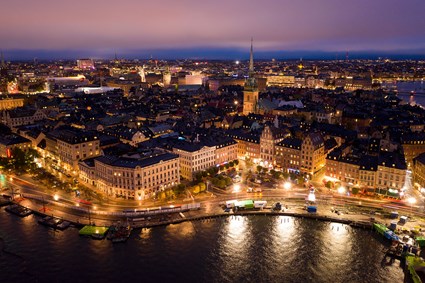 I Gamla Stan, mitt i Stockholms hjärta, har renoveringsarbetet av sex kulturmärkta bostadshus genomförts.