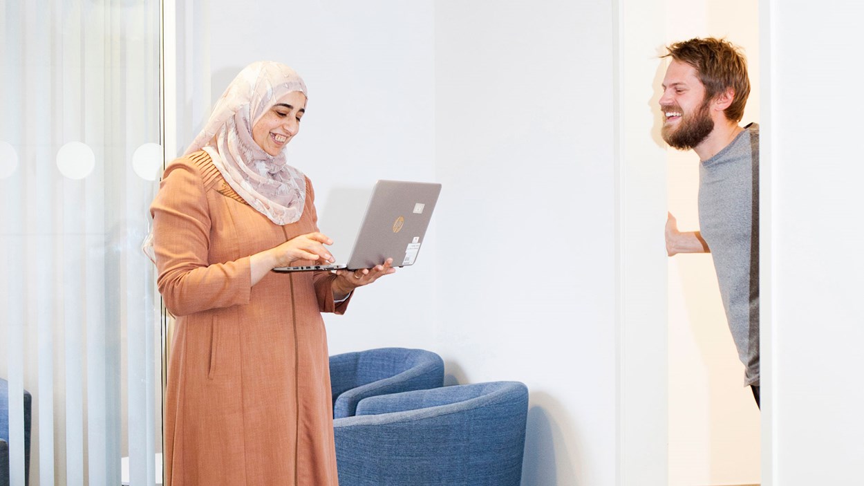 Samar Balawy är byggnadsingenjör från Gaza arbetar hon som inköpare på Skanska i Sundsvall. Hon kom till företaget vis Skanskas Internationella Ledarprogram, ILP. Här pratar hon med skrivbordsgrannen Jens Eriksson.