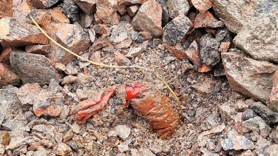 Odetonerat sprängämne också kallat en dola.