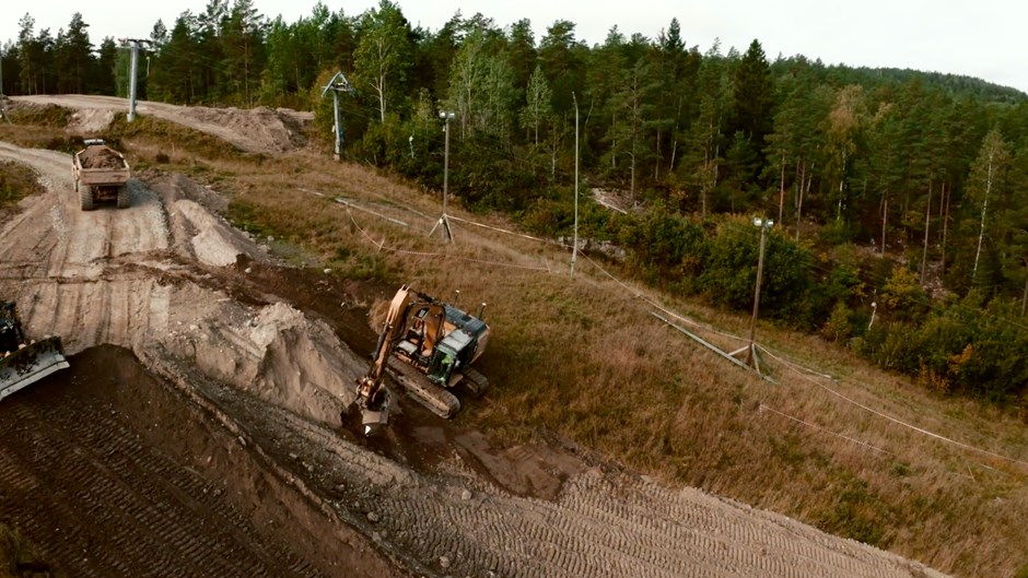Under hösten har grävmaskiner, dumpers och bandlastare kört upp och ner i Yxbacken för att fördela jordmassorna och jämna till ytan.