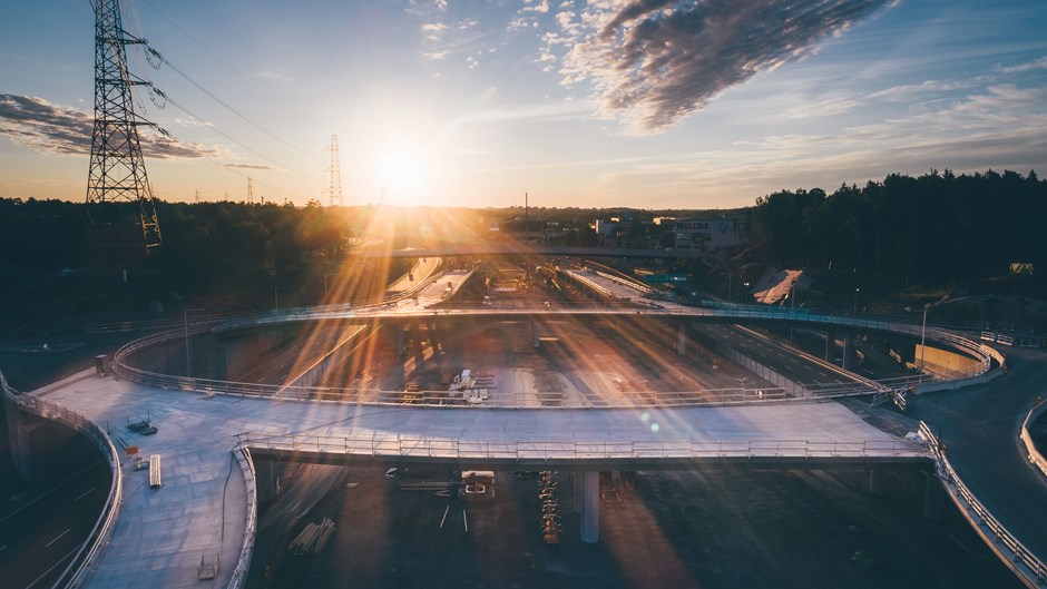 Här bygger vi en trafikplats som knyter samman Skärholmen och Kungens kurva samt möjliggör på- och avfarter till den nybyggda E4.