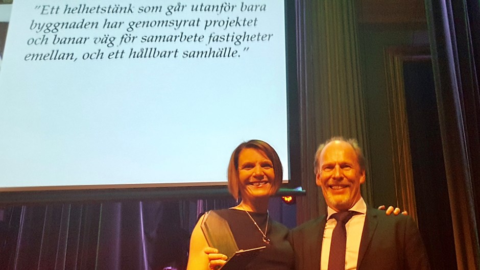 Åsa Johansson, projektledare Skanska Öresund och Hans Wallström, hållbarhetschef Skanska CDN tog emot priset till Klipporna som Årets LEED-byggnad. SGBC Awards 2017