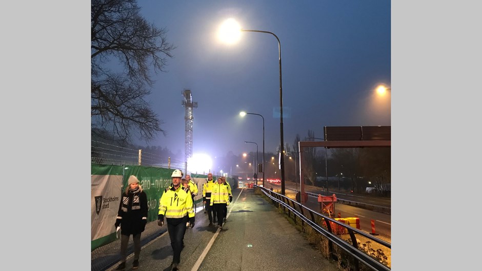 - Det är främst på kvällar och nätter, när arbetsplatserna ligger öde, som människor kan känna sig otrygga här. När vi är igång och jobbar så skapar vi faktiskt trygghet bara genom vår närvaro, berättar Eva-Lena. Byggarbetsplats Albano, Stockholm