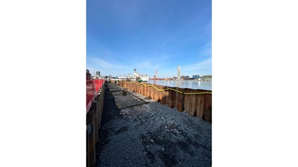Arbetsområdet vid Packhuskajen där spont och markberedning för förstärkning av den kulturhistoriska kajlinjen pågår.