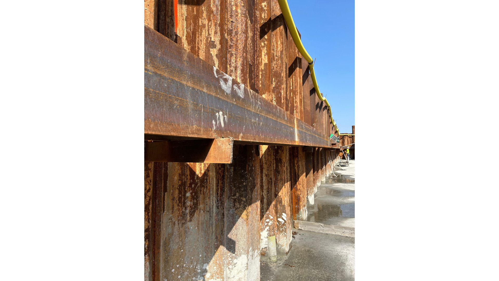 Detaljerad vy av rostfärgad spont och stålbalkar längs Packhuskajen under förstärkningsarbetet.