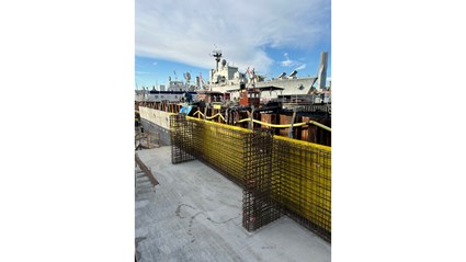 Armering monteras inför gjutning av nya kajkonstruktioner i etapp två av upprustningen.