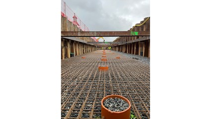 Förberedelse av bottenplatta med armering i schakt som del av förstärkningen av den äldre kajkonstruktionen.